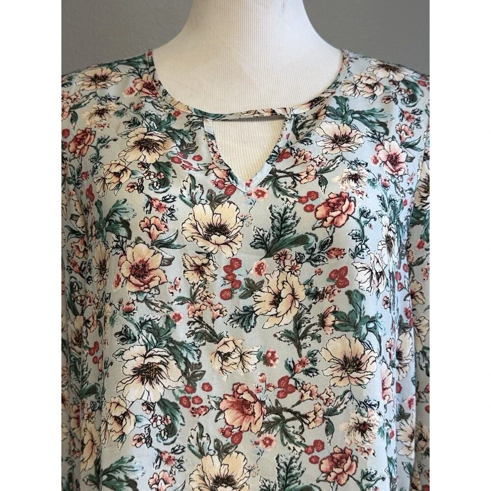 Forever 21 Floral Lightweight Blouse Size L Keyhole Neck - Picture 2 of 6